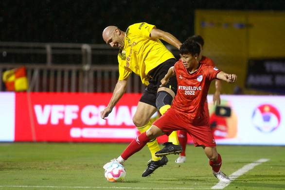 Former, contemporary Vietnamese football stars defeated by Borussia Dortmund legends in charitable match