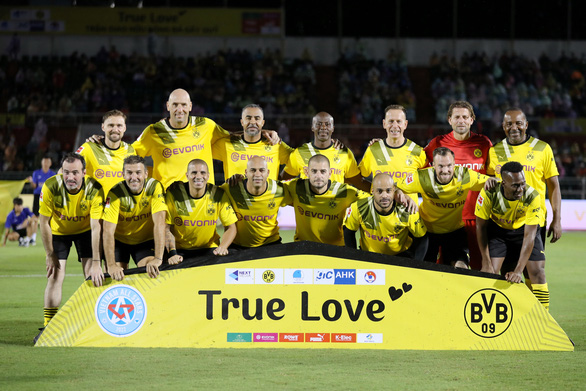 Former players of German club Borussia Dortmund at a charitable football game in Ho Chi Minh City, September 28, 2022. Photo: Hoang Tung / Tuoi Tre