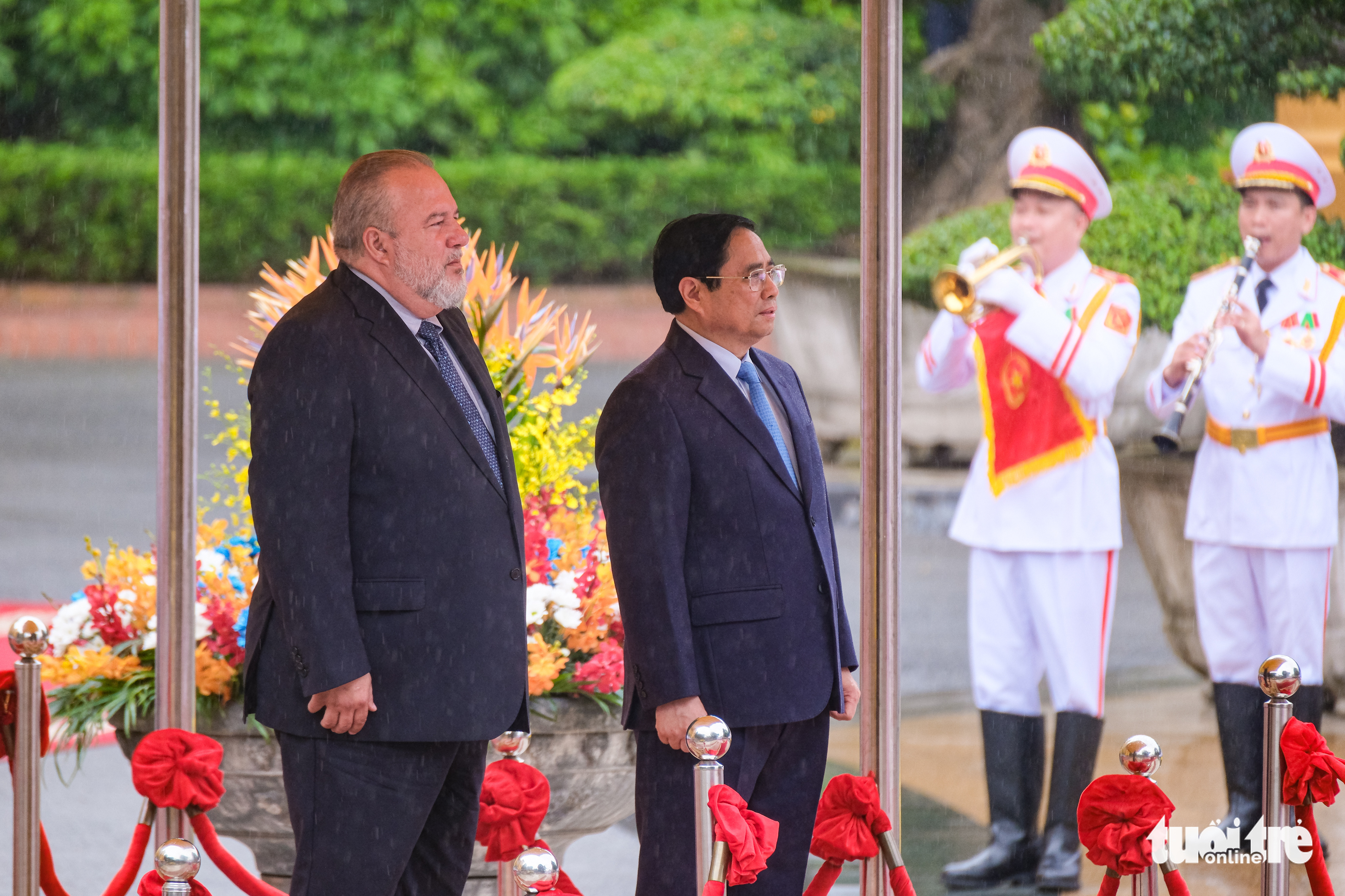 Cuban Prime Minister Manuel Marrero Cruz (L) and Vietnamese Prime Minister Pham Minh Chinh during the welcome ceremony in Hanoi, September 29, 2022. Photo: Nam Tran / Tuoi Tre