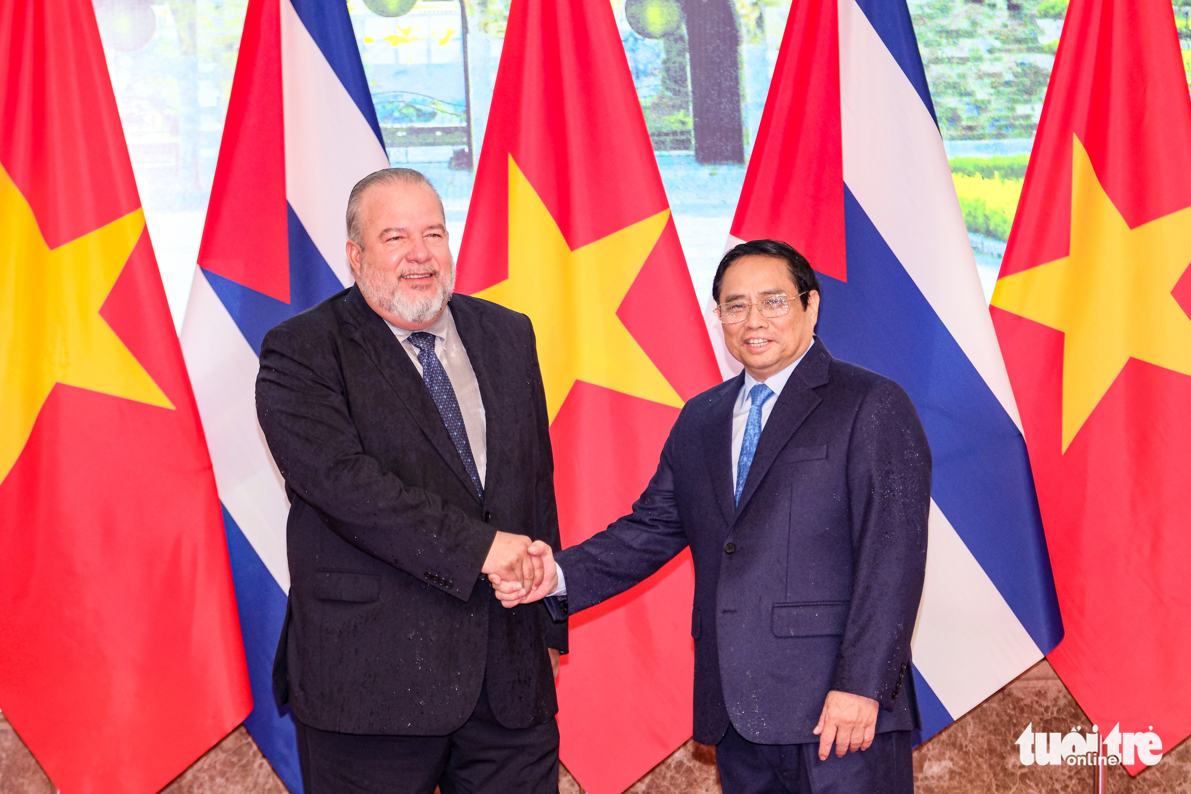 Cuban Prime Minister Manuel Marrero Cruz (L) shakes hands with Vietnamese Prime Minister Pham Minh Chinh during the welcome ceremony in Hanoi, September 29, 2022. Photo: Nam Tran / Tuoi Tre