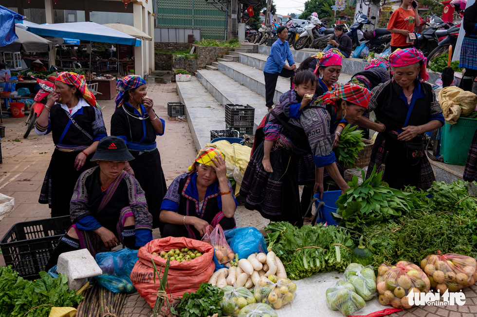 Locals crowd a market fair in Mu Cang Chai District, northwestern Vietnam. Photo: Nam Tran / Tuoi Tre