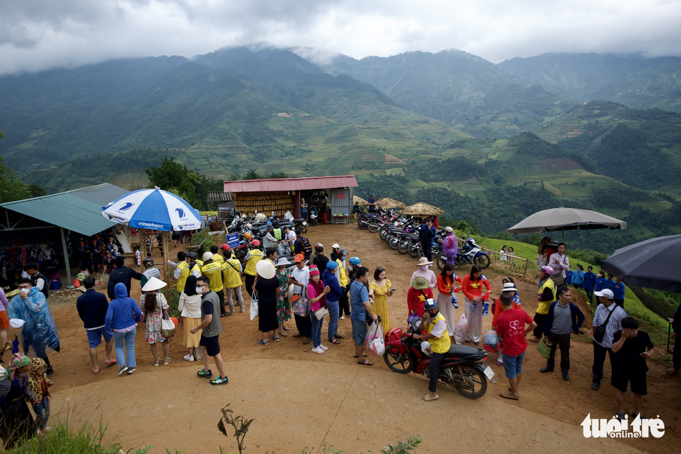 Visitors flock to a terraced field in Mo De Commune, Mu Cang Chai District, Vietnam. Photo: Nam Tran / Tuoi Tre
