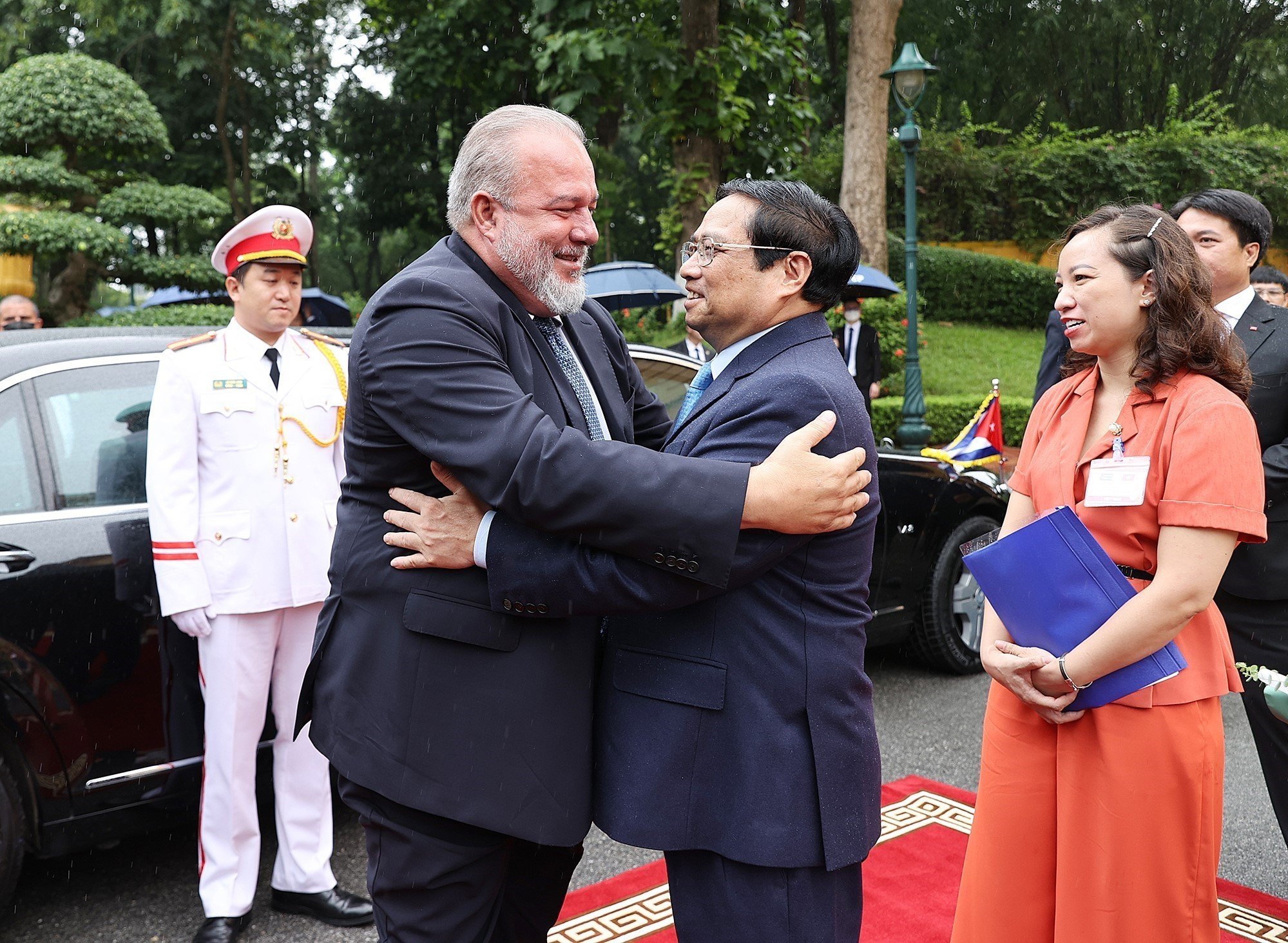 Cuban Prime Minister Manuel Marrero Cruz (L) and Vietnamese Prime Minister Pham Minh Chinh greet each other in Hanoi, September 29, 2022. Photo: Nam Tran / Tuoi Tre