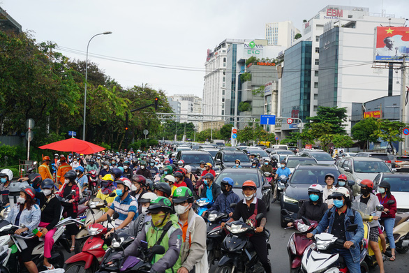 Traffic congestion occurs at the U-turn below the Saigon bridge in Ho Chi Minh City, September 30, 2022. Photo: Duc Phu / Tuoi Tre