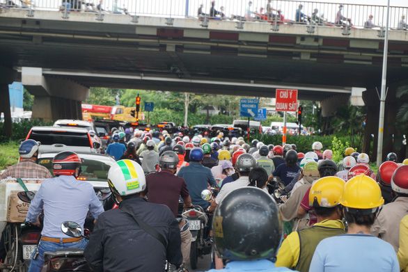 Traffic congestion occurs at the U-turn below the Saigon bridge in Ho Chi Minh City, September 30, 2022. Photo: Duc Phu / Tuoi Tre