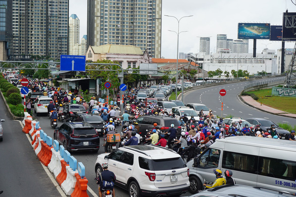 Sudden vehicle ban for overpass repair causes heavy congestion in Ho Chi Minh City