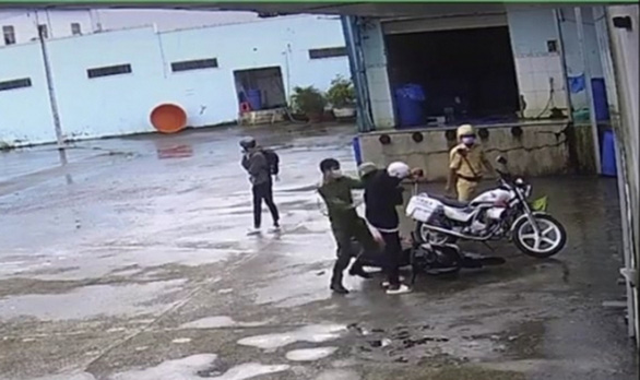 Vietnamese police officers stripped of titles for beating up motorcyclist