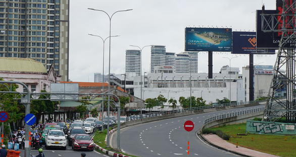 A ban sign is placed at the entrance to the Nguyen Huu Canh overpass in Ho Chi Minh City, September 30, 2022. Photo: Duc Phu / Tuoi Tre