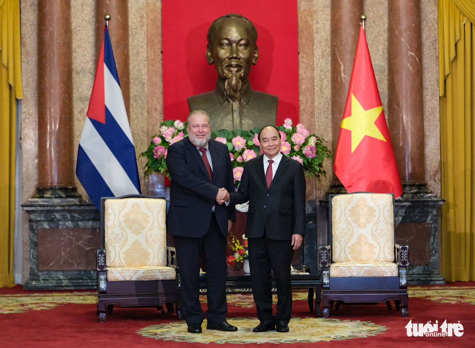 This image shows Vietnamese State President Nguyen Xuan Phuc (right) welcoming Cuban Prime Minister Manuel Marrero Cruz in Hanoi on September 29, 2022. Photo: Nam Tran / Tuoi Tre