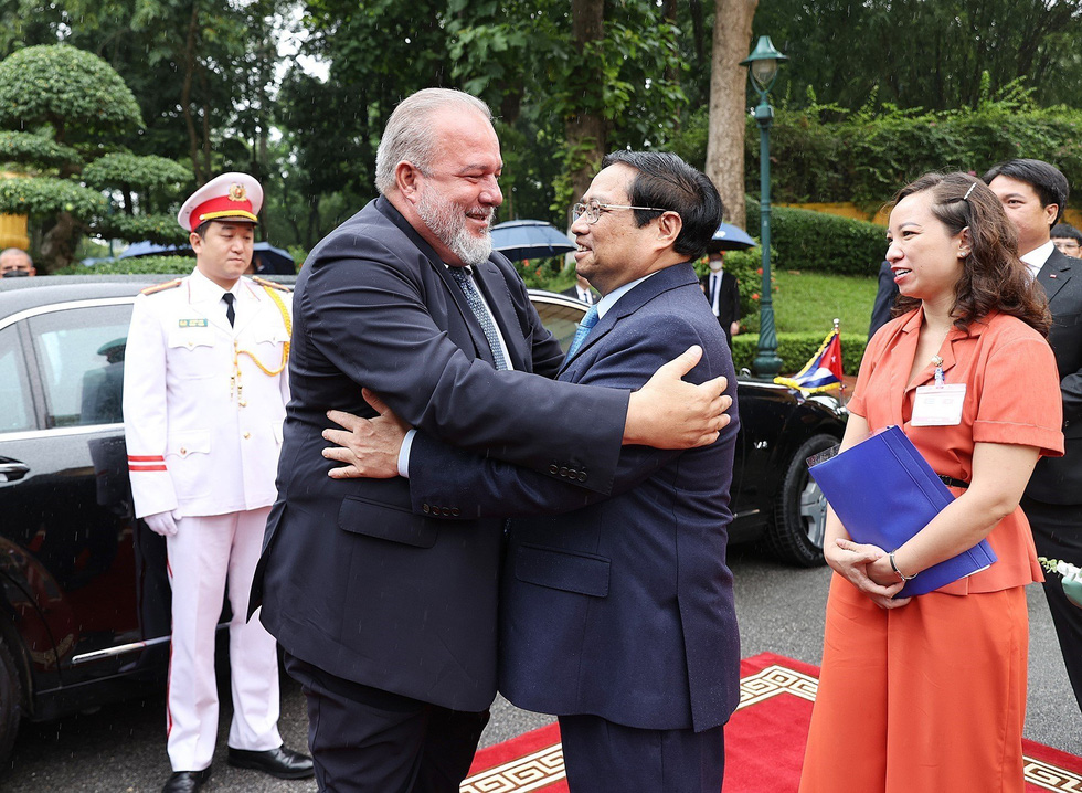 Cuban Prime Minister Manuel Marrero Cruz is received by his Vietnamese counterpart Pham Minh Chinh in Hanoi on September 29, 2022 in this image. Photo: VNA