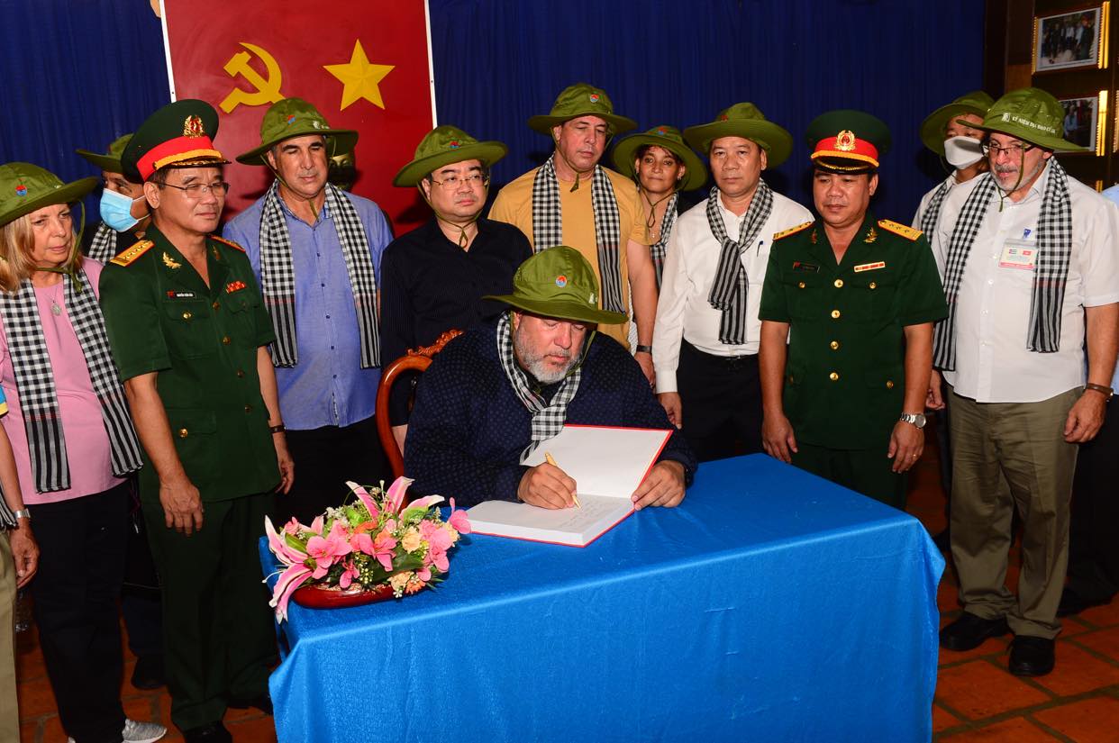 Cuban Prime Minister Manuel Marrero Cruz leaves a note at the Cu Chi Tunnels in Cu Chi District, Ho Chi Minh City, October 1, 2022. Photo: Quang Dinh / Tuoi Tre