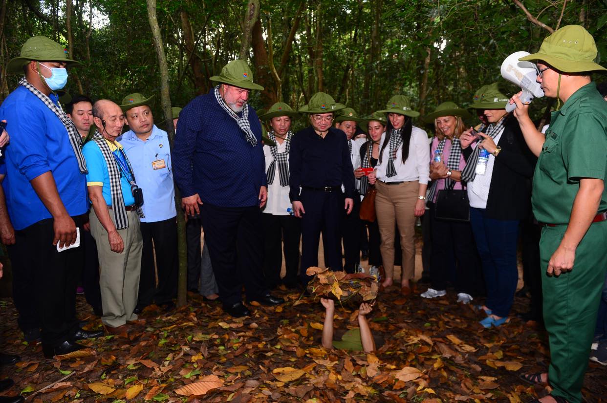 Cuban Prime Minister Manuel Marrero Cruz observes a tour guide get into a tunnel at the Cu Chi Tunnels in Cu Chi District, Ho Chi Minh City, October 1, 2022. Photo: Quang Dinh / Tuoi Tre