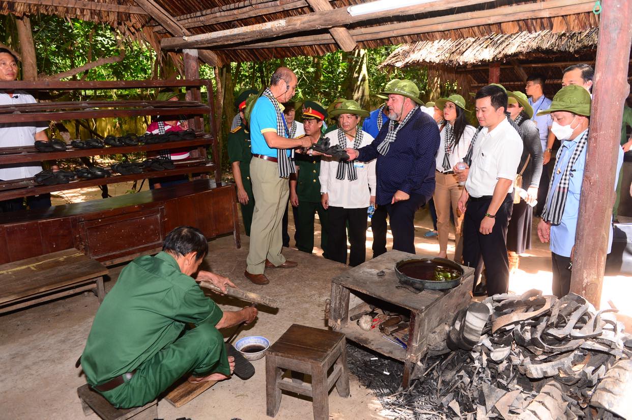 Cuban Prime Minister Manuel Marrero Cruz watch Cu Chi Tunnels workers make Vietnamese soldiers' rubber sandals at the Cu Chi Tunnels in Cu Chi District, Ho Chi Minh City, October 1, 2022. Photo: Quang Dinh / Tuoi Tre