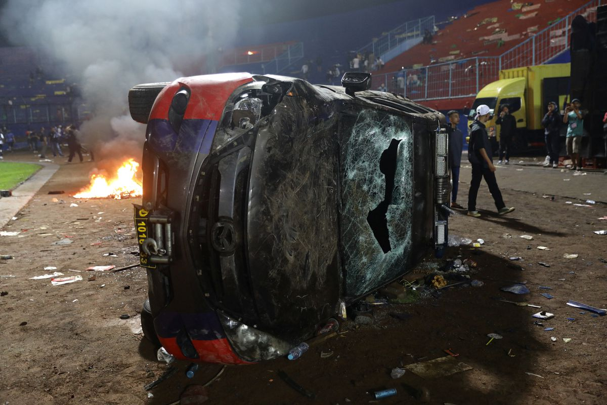 Stampede, riot at Indonesia soccer match kill 129, police say