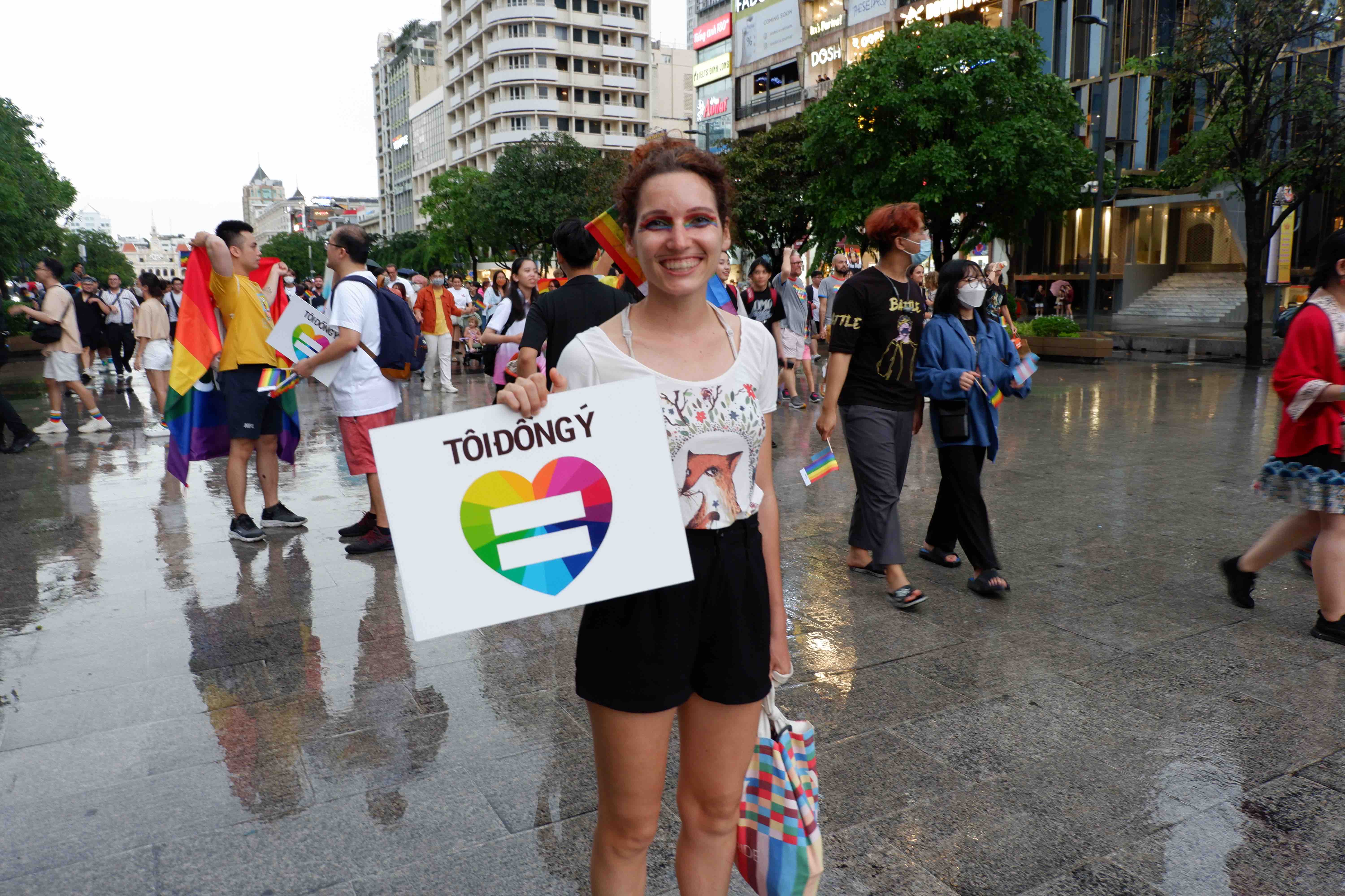 A foreigner hold a sign to show support for same-sex marriage in Vietnam. Photo: Linh To / Tuoi Tre News