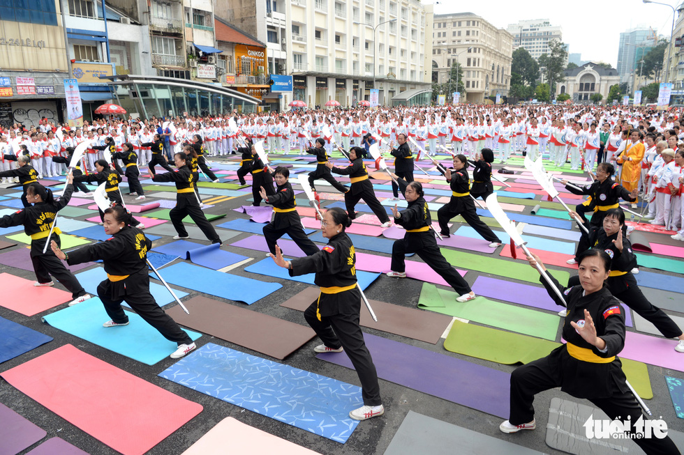 A performance of the Vietnam Traditional Martial Arts Club, as part of the yangsheng gymnastics and yoga performance program, in District 1, Ho Chi Minh City, October 1, 2022. Photo: T.T.D. / Tuoi Tre