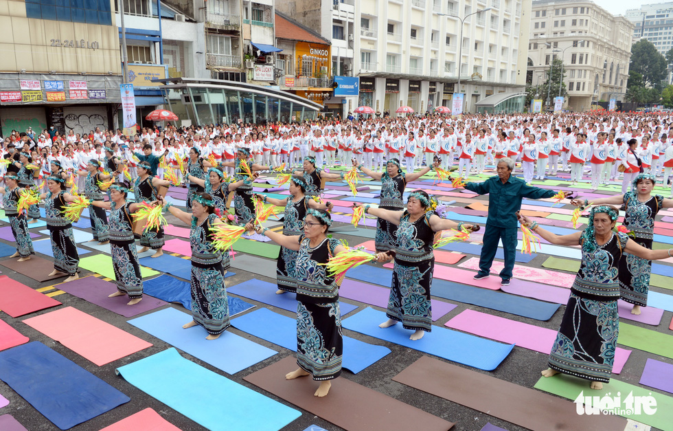 This image shows a yangsheng gymnastics performance by elderly people wearing the clothing of an ethnic minority in Vietnam. Photo: T.T.D. / Tuoi Tre