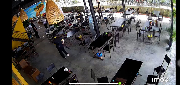 Da Nang public worker suspended over video of him throwing money at restaurant