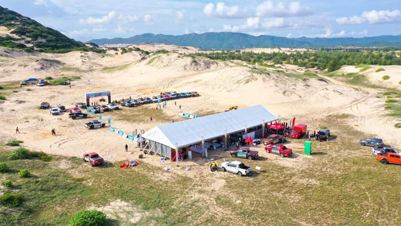 A bird’s-eye view of the vehicles taking place at the 2022 Nha Trang Offroad Challenger in Dam Mon Peninsula, Van Phong Bay, Khanh Hoa Province, on October 2, 2022. Photo: Phuong Do / Tuoi Tre