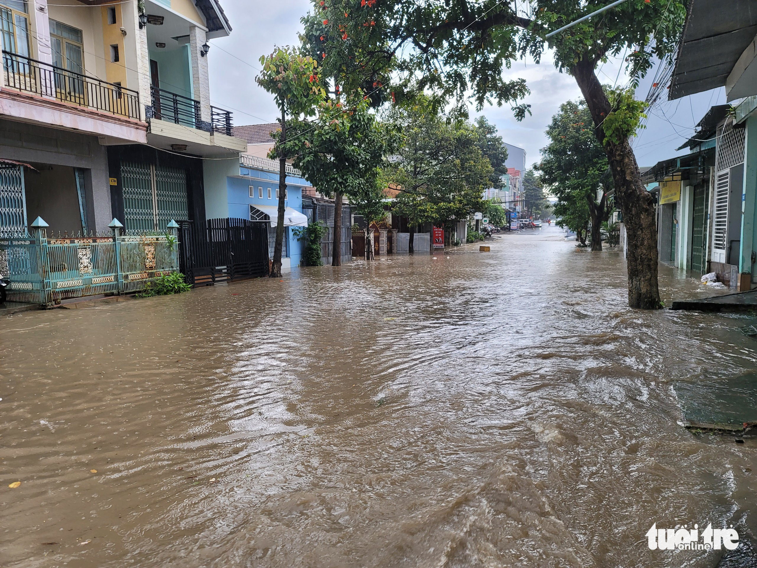 Residents struggle with flooded streets, flash flood in Vietnam