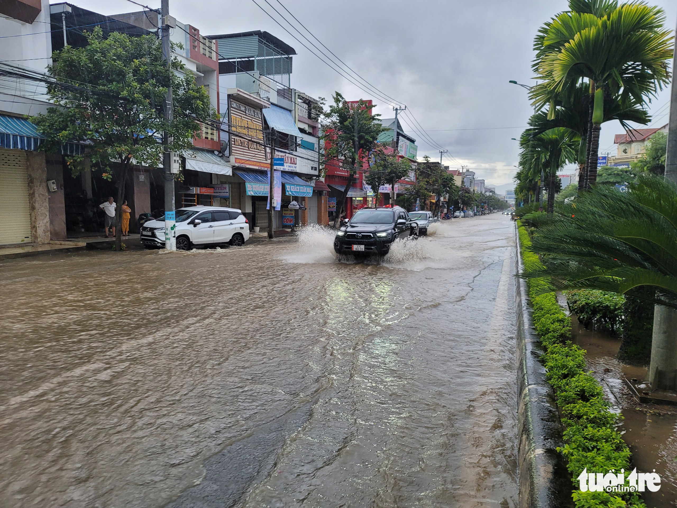 Cars wade through a flooded street in Kon Tum City, Kon Tum Province, Vietnam, October 2, 2022. Photo: Tran Huong / Tuoi Tre