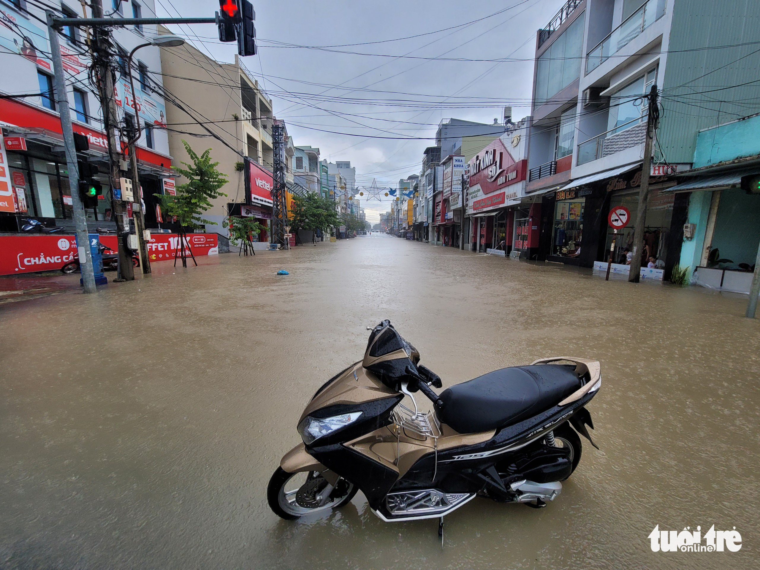 People place a motorcycle in the middle of a flooded street to warn commuters of dangers in Kon Tum City, Kon Tum Province, Vietnam, October 2, 2022. Photo: Tran Huong / Tuoi Tre