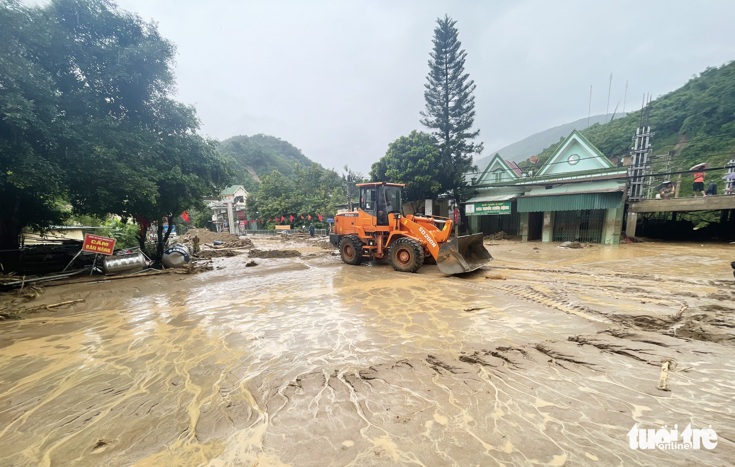 A bulldozer clears mud left on a street following a flash flood in Ky Son District, Nghe An Province, Vietnam, October 2, 2022. Photo: N. Thang / Tuoi Tre