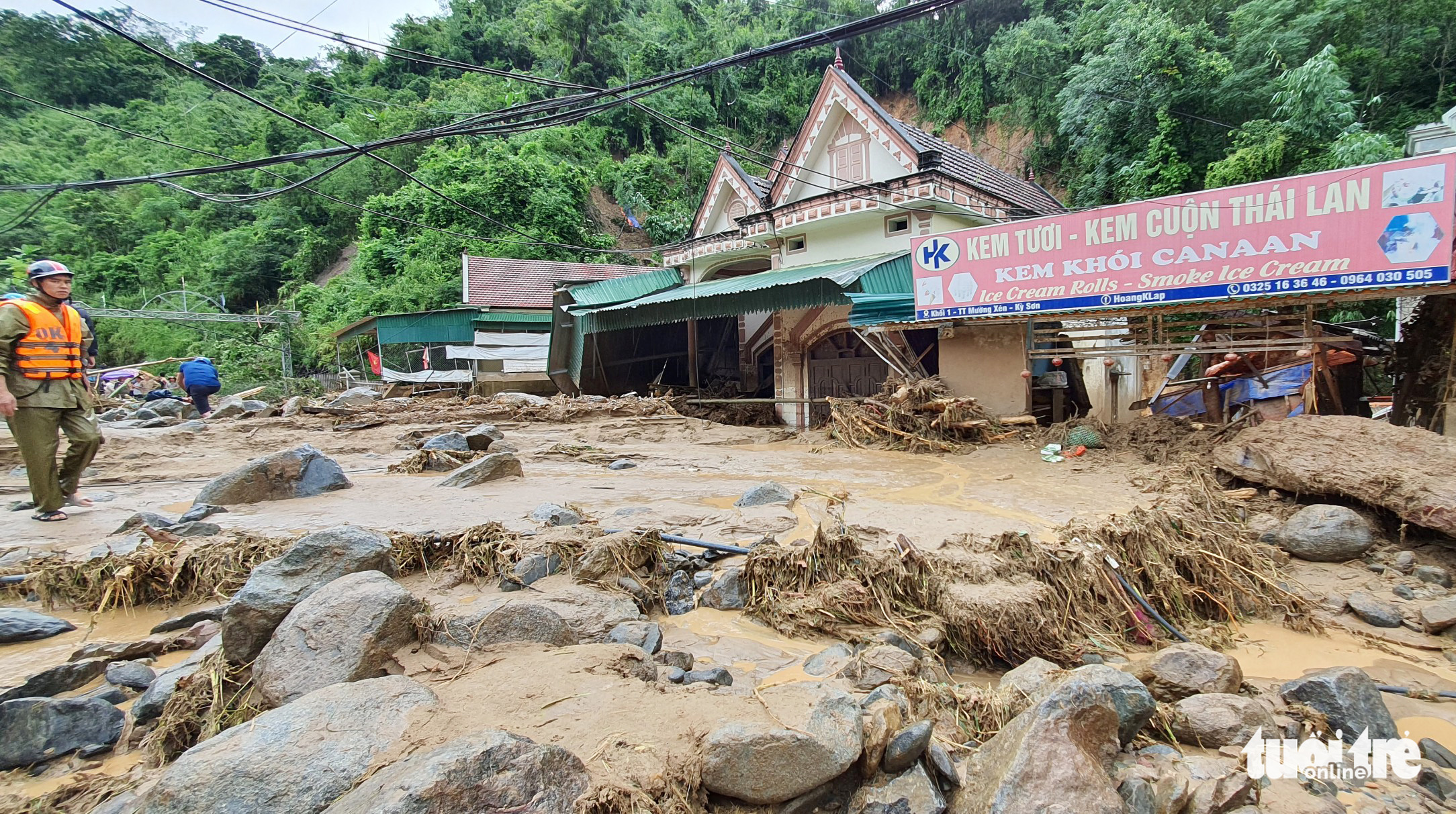 Rocks and debris block houses following a flash flood in Ky Son District, Nghe An Province, Vietnam, October 2, 2022. Photo: Duong Tinh / Tuoi Tre