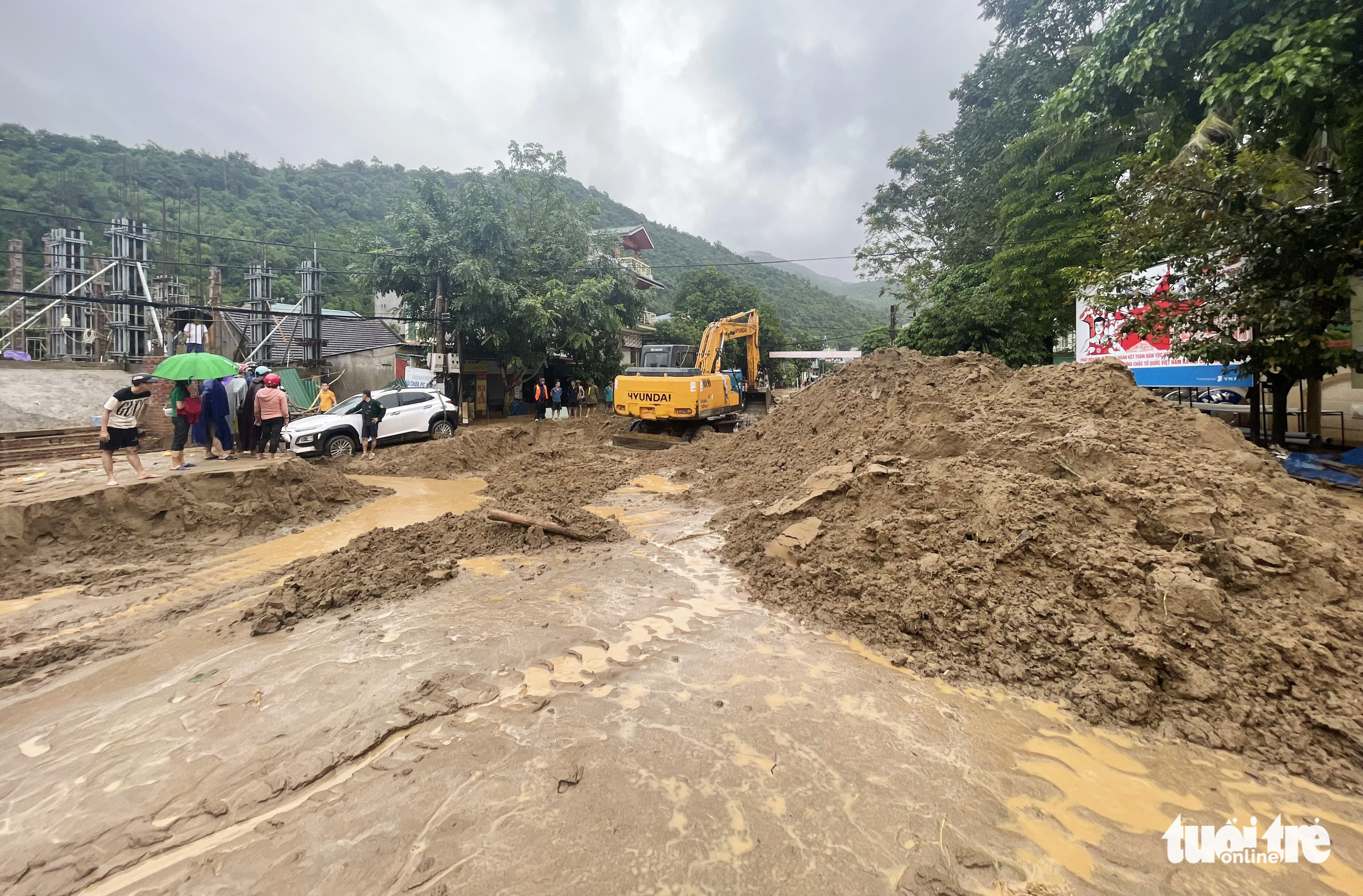 Mud blocks National Highway 7 in Muong Xen Town following a flash flood in Ky Son District, Nghe An Province, Vietnam, October 2, 2022. Photo: N. Thang / Tuoi Tre