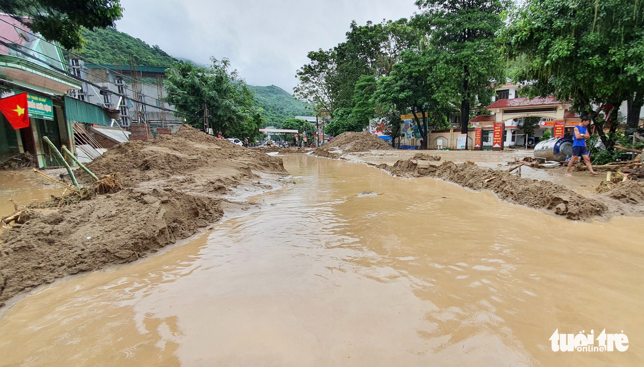 Mud and floodwaters block National Highway 7 in Muong Xen Town following a flash flood in Ky Son District, Nghe An Province, Vietnam, October 2, 2022. Photo: N. Thang / Tuoi Tre
