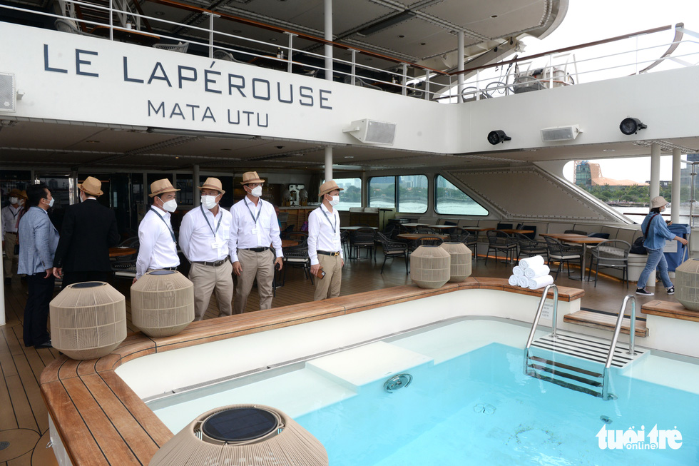 Representatives of local agencies visit the cruise ship. Photo: T.T.D. / Tuoi Tre