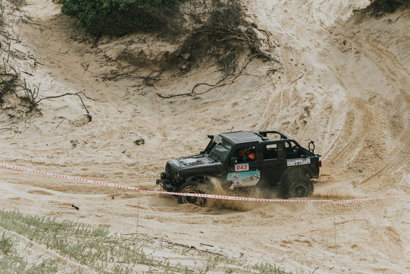 A truck takes a hairpin turn at the 2022 Nha Trang Offroad Challenger in Dam Mon Peninsula, Van Phong Bay, Khanh Hoa Province, on October 2, 2022. Photo: Phuong Do / Tuoi Tre