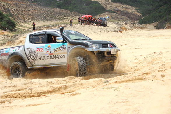 A pickup truck speeds on the course of the 2022 Nha Trang Offroad Challenger in Dam Mon Peninsula, Van Phong Bay, Khanh Hoa Province, on October 2, 2022. Photo: Phuong Do / Tuoi Tre