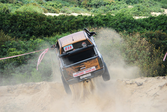 A vehicle kicks up dust on a course of the 2022 Nha Trang Offroad Challenger in Dam Mon Peninsula, Van Phong Bay, Khanh Hoa Province, on October 2, 2022. Photo: Phuong Do / Tuoi Tre