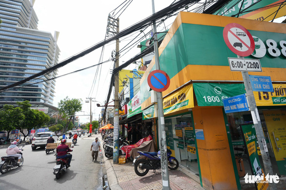 A section of Cach Mang Thang Tam Street in District 3, Ho Chi Minh City is yet to be cleared to make room for the second metro line project. Photo: Huu Hanh / Tuoi Tre