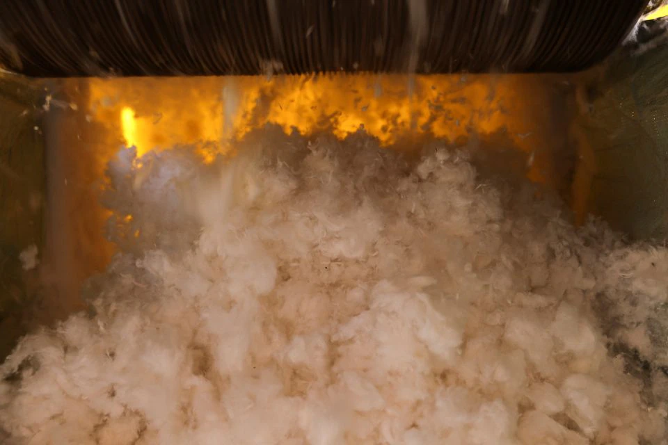 Recycled fibre made from cigarette filter tips is seen in a cotton gin machine at a cigarette butts recycling factory in Noida, India September 12, 2022. Photo: Reuters