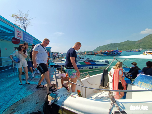 Tourists get on a boat in Nha Trang City, Khanh Hoa Province, central Vietnam. Photo: Minh Chien / Tuoi Tre