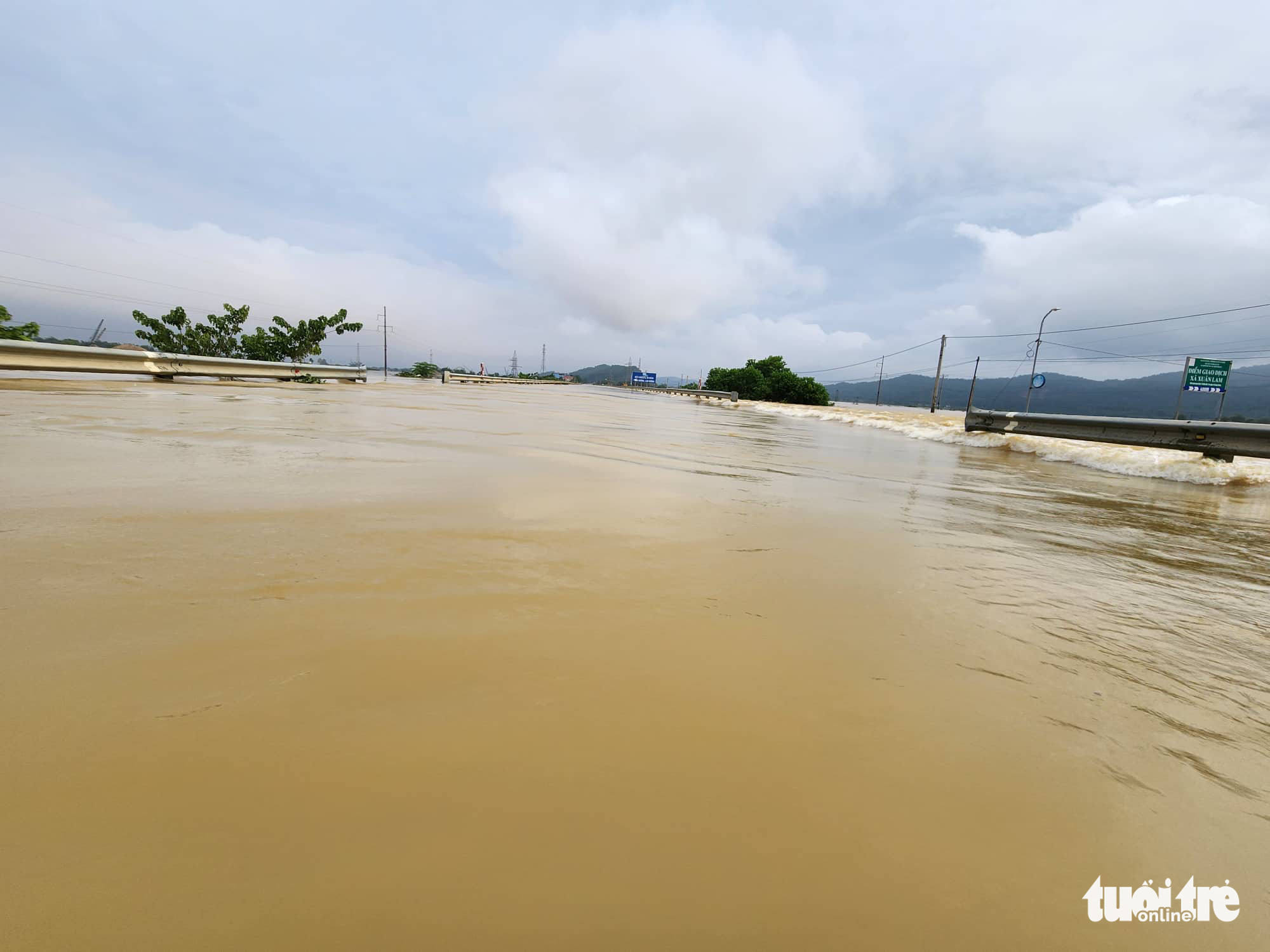 Serious flooding occurs on a section of National Highway No.1 in Nghi Xuan District, Ha Tinh Province, Vietnam. Photo: Le Minh / Tuoi Tre