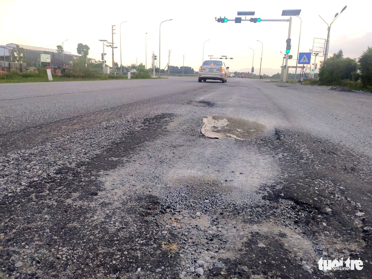 The road surface is temporarily fixed on National Highway No.1 in Ha Tinh Province, Vietnam, October 4, 2022. Photo: Le Minh / Tuoi Tre
