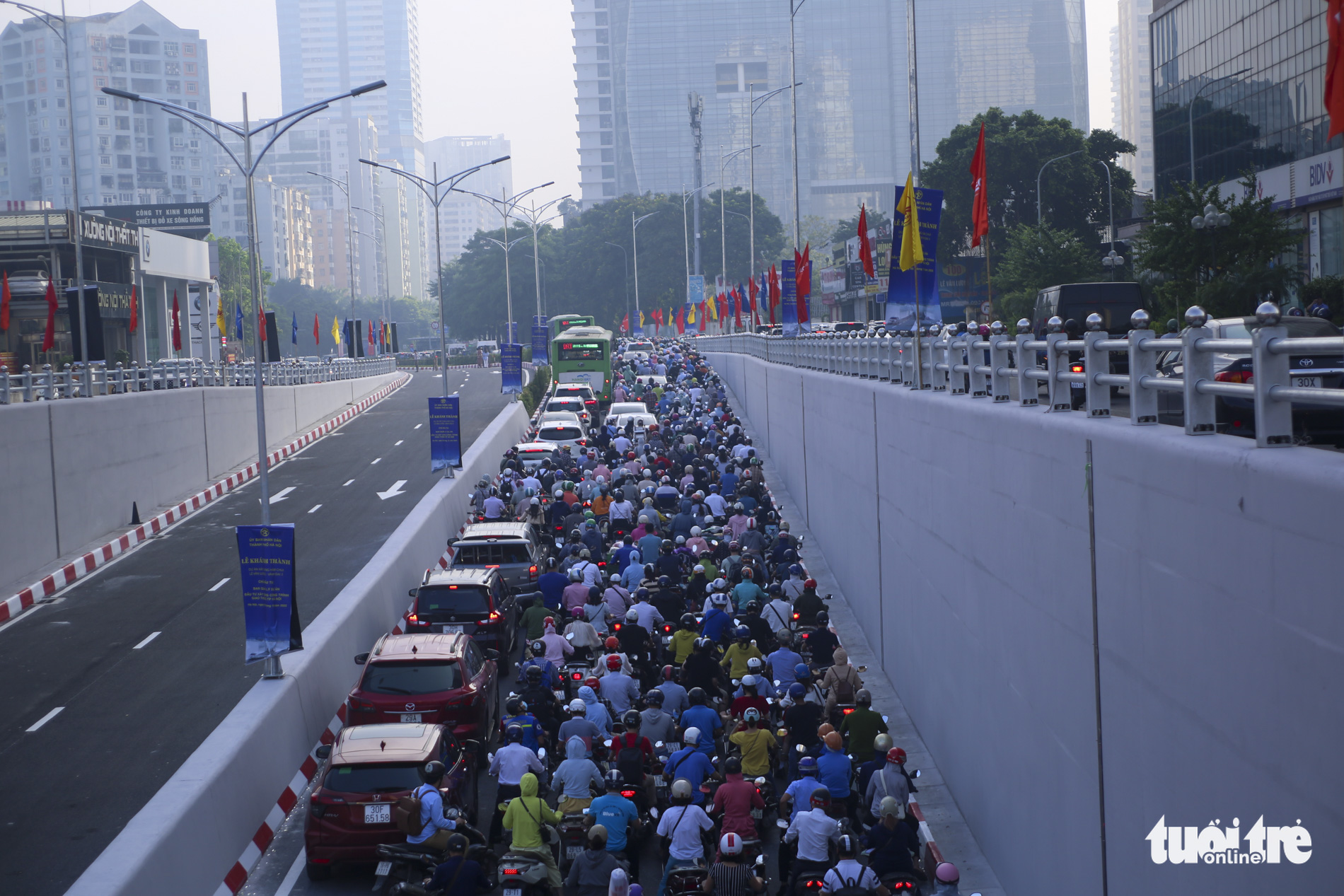 Serious congestion occurs along Le Van Luong Underpass following its inauguration in Hanoi, October 5, 2022. Photo: Pham Tuan / Tuoi Tre