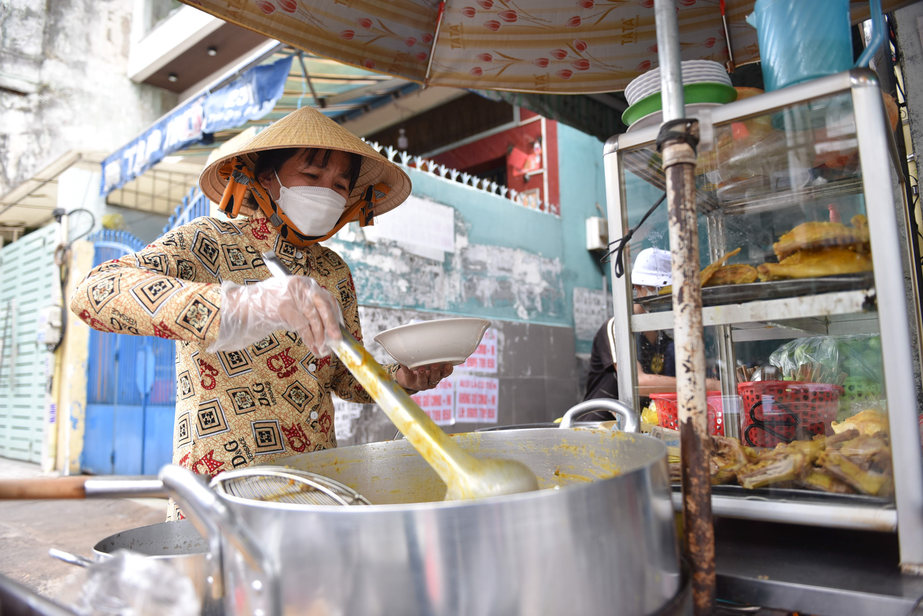 Tran Thi Trinh, owner of Chi Muoi in District 11, Ho Chi Minh City, has run her stall for the past 20 years. Its menu changes on a daily basis. Photo: Ngoc Phuong / Tuoi Tre News