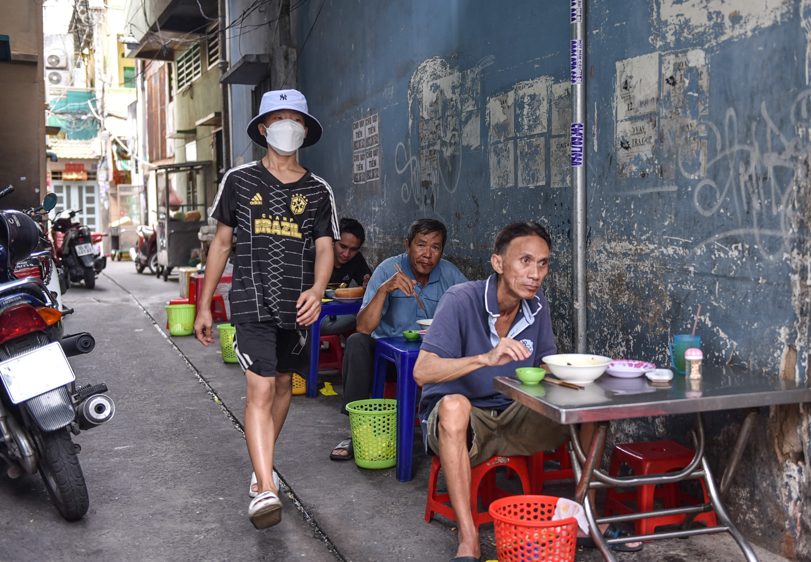 Diners enjoy their meals at Chi Muoi in District 11, Ho Chi Minh City. Photo: Ngoc Phuong / Tuoi Tre News