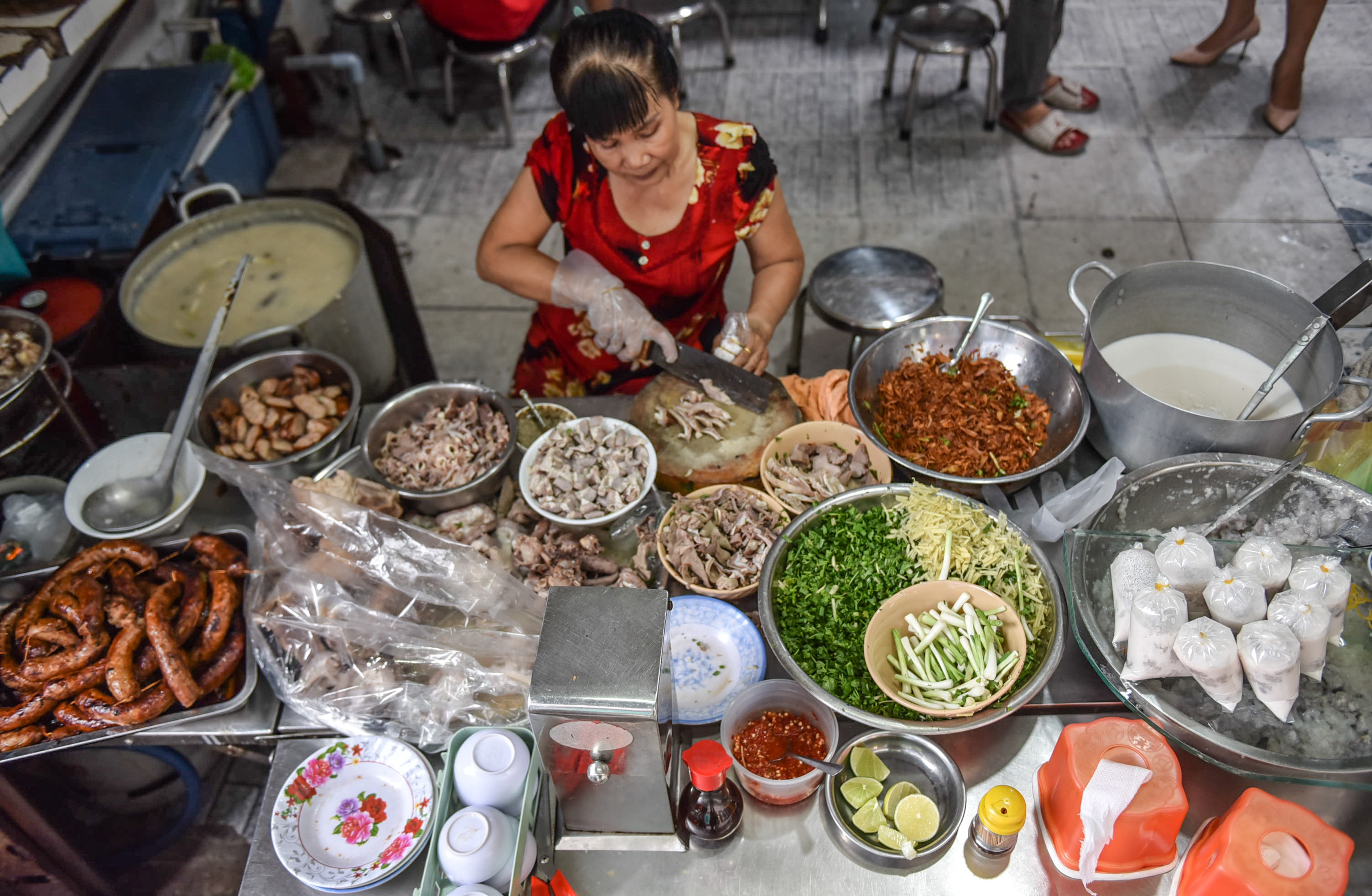 Hoang Thi Ngoc Huong prepares food at Co Hoang in District 11, Ho Chi Minh City. Photo: Ngoc Phuong / Tuoi Tre News