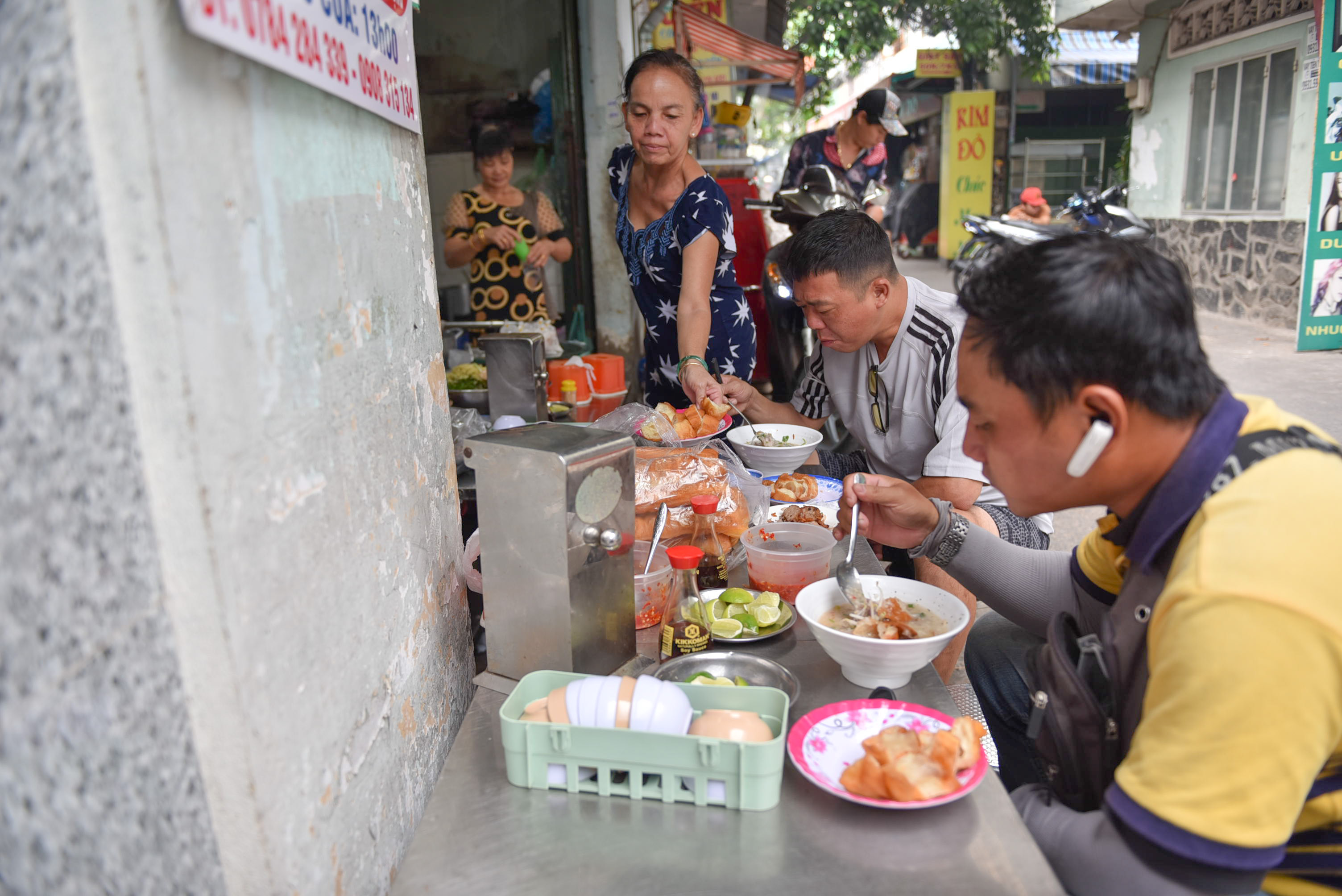 Diners enjoy their meals at Co Hoang in District 11, Ho Chi Minh City. Photo: Ngoc Phuong / Tuoi Tre News