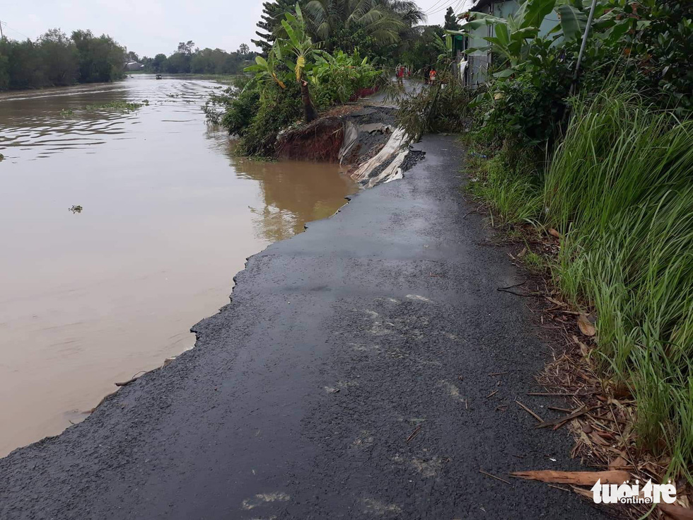 The remaining part of the road section is also at risk of collapsing into the river in Tien Giang Province, southern Vietnam, October 9, 2022. Photo: Hoai Thuong / Tuoi Tre