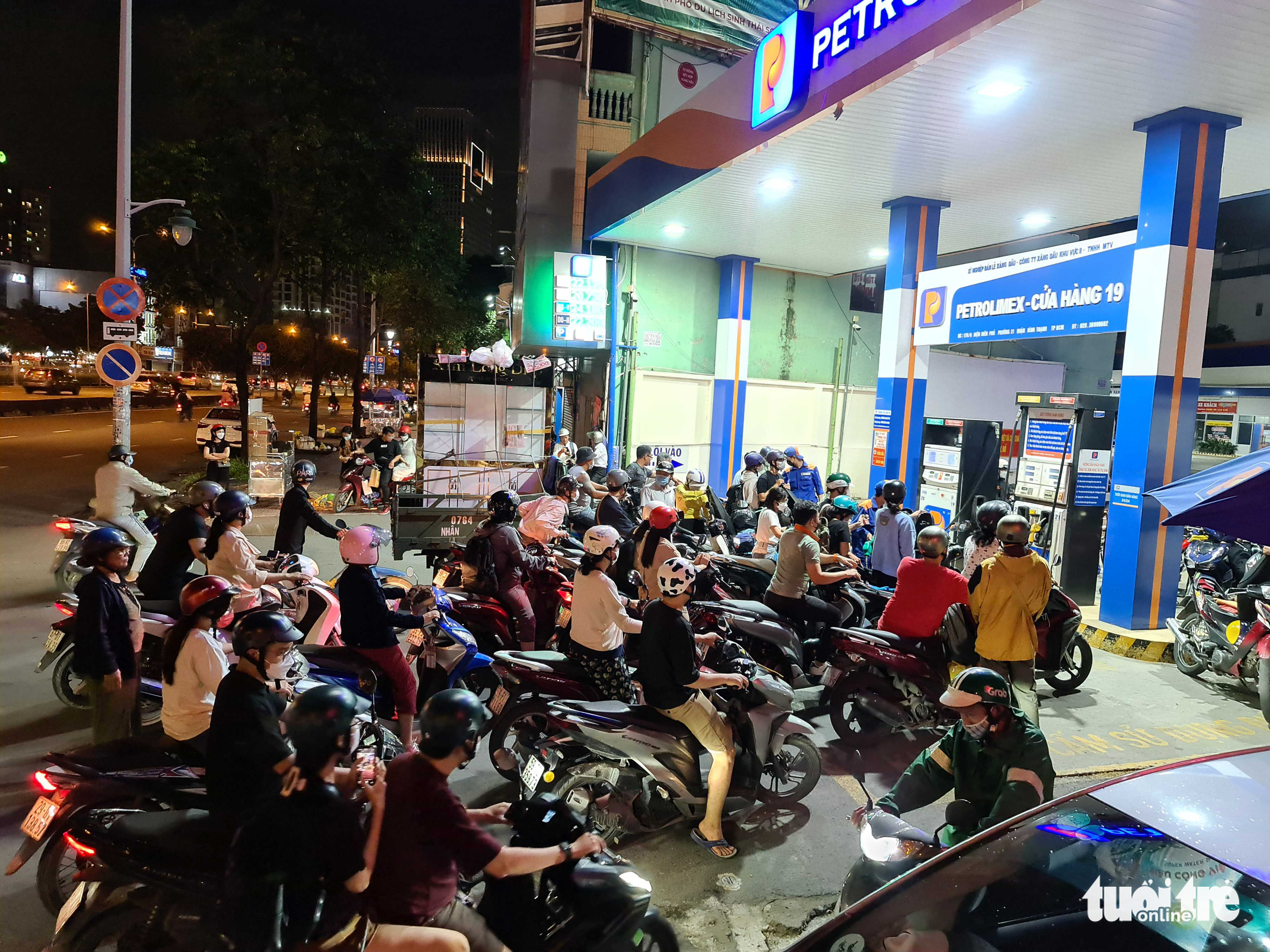 People crowd a filling station to have their motorcycles refilled on Dien Bien Phu Street in Binh Thanh District, Ho Chi Minh City, October 9, 2022. Photo: Ngoc Hien / Tuoi Tre