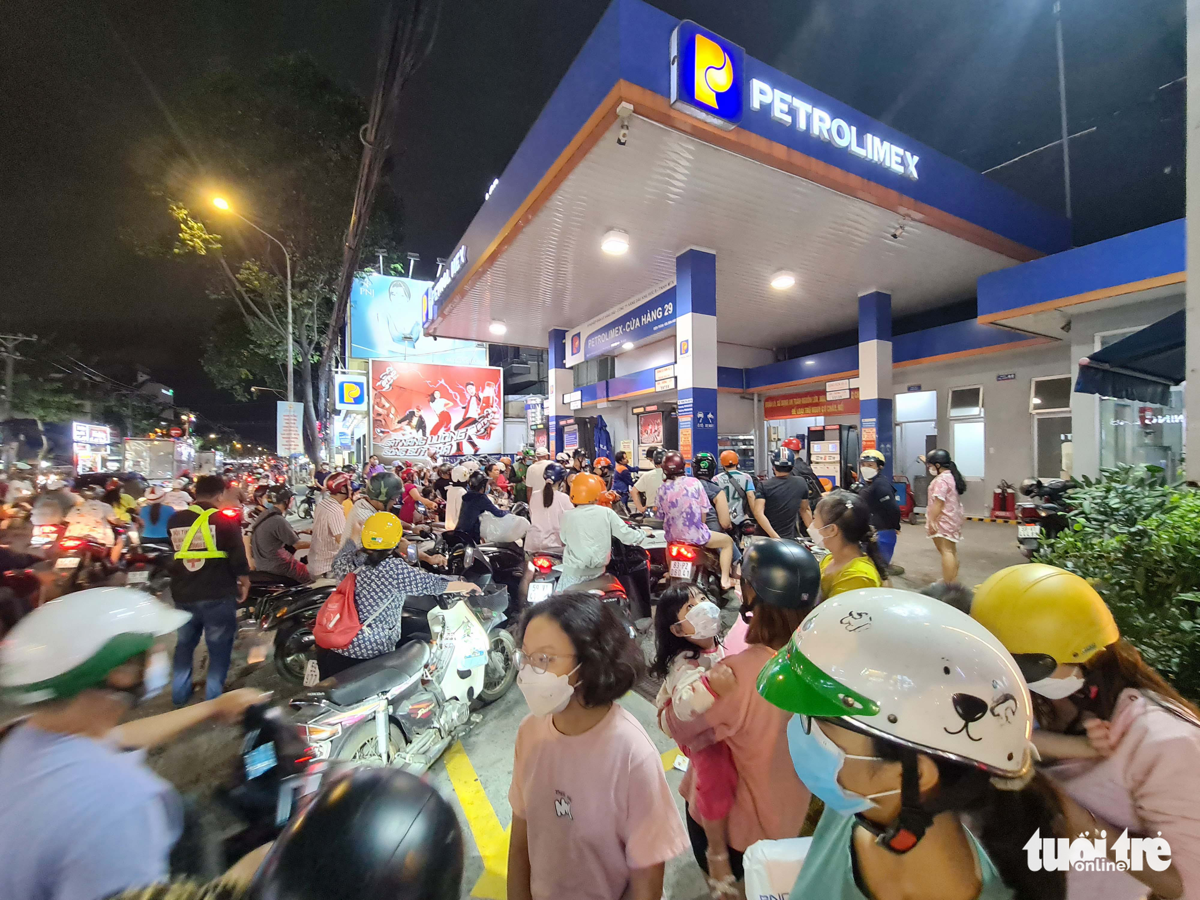 People crowd a filling station to have their motorcycles refilled in Go Vap District, Ho Chi Minh City, October 9, 2022. Photo: Ngoc Hien / Tuoi Tre