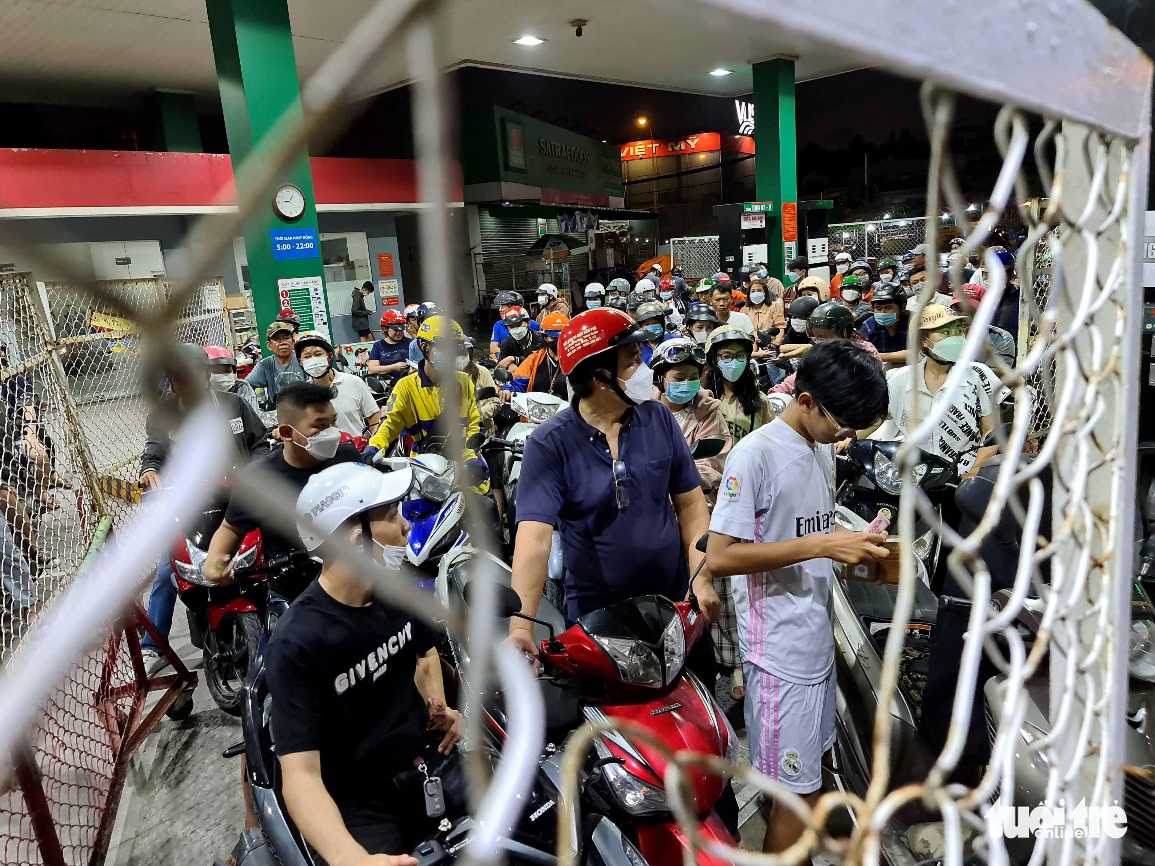 People flock to a filling station to have their motorcycles refilled after several other stations were closed down over short supply in District 12, Ho Chi Minh City, October 9, 2022. Photo: Ngoc Hien / Tuoi Tre