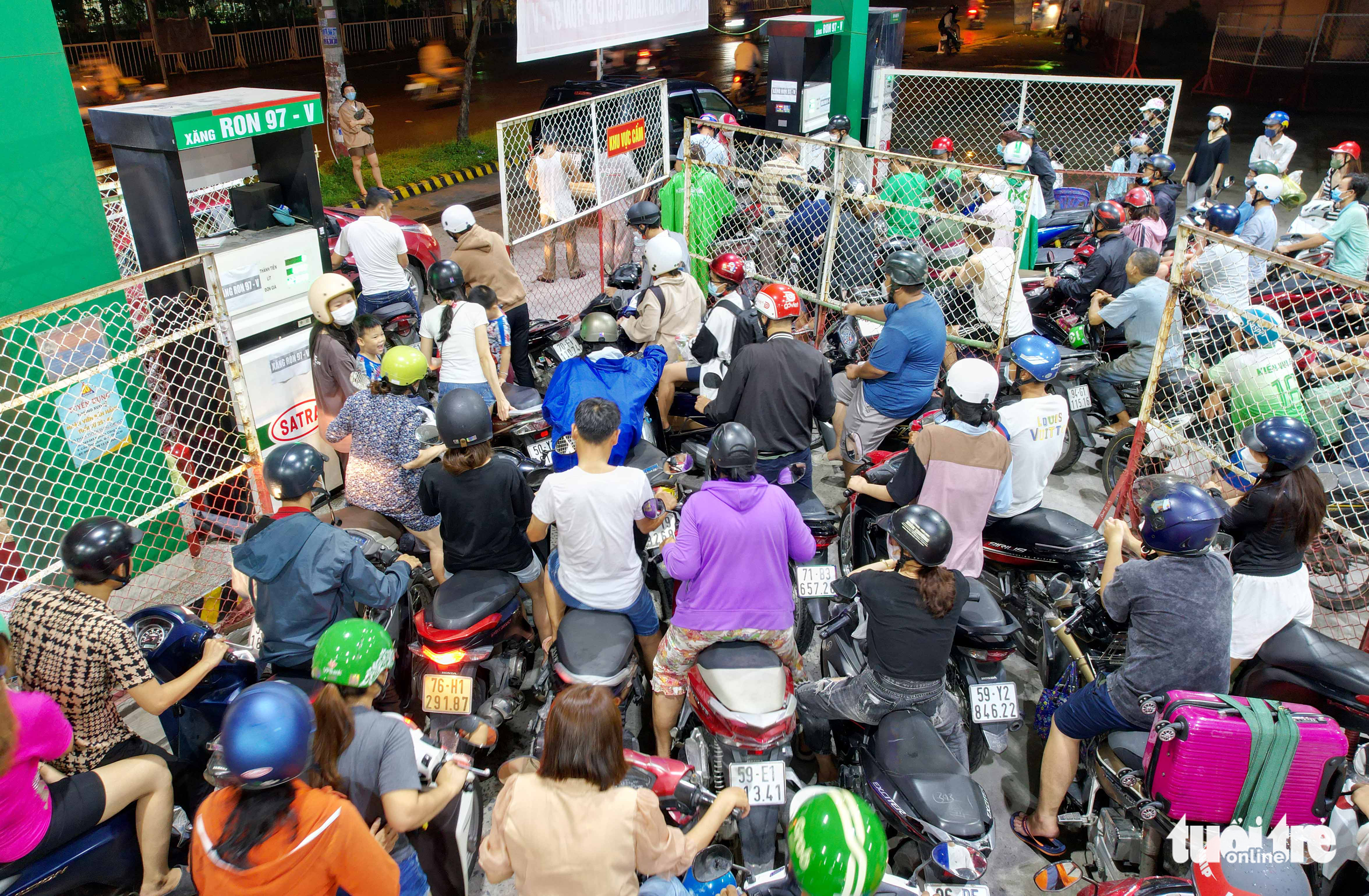 People flock to a filling station to have their motorcycles refilled after several other stations were closed down over short supply in District 12, Ho Chi Minh City, October 9, 2022. Photo: Ngoc Hien / Tuoi Tre