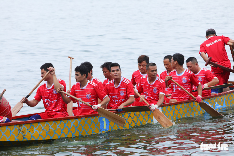 A team competes at the 2022 Hanoi Open Boat Race Tournament on West Lake, Hanoi, October 9, 2022. Photo: Danh Khang / Tuoi Tre